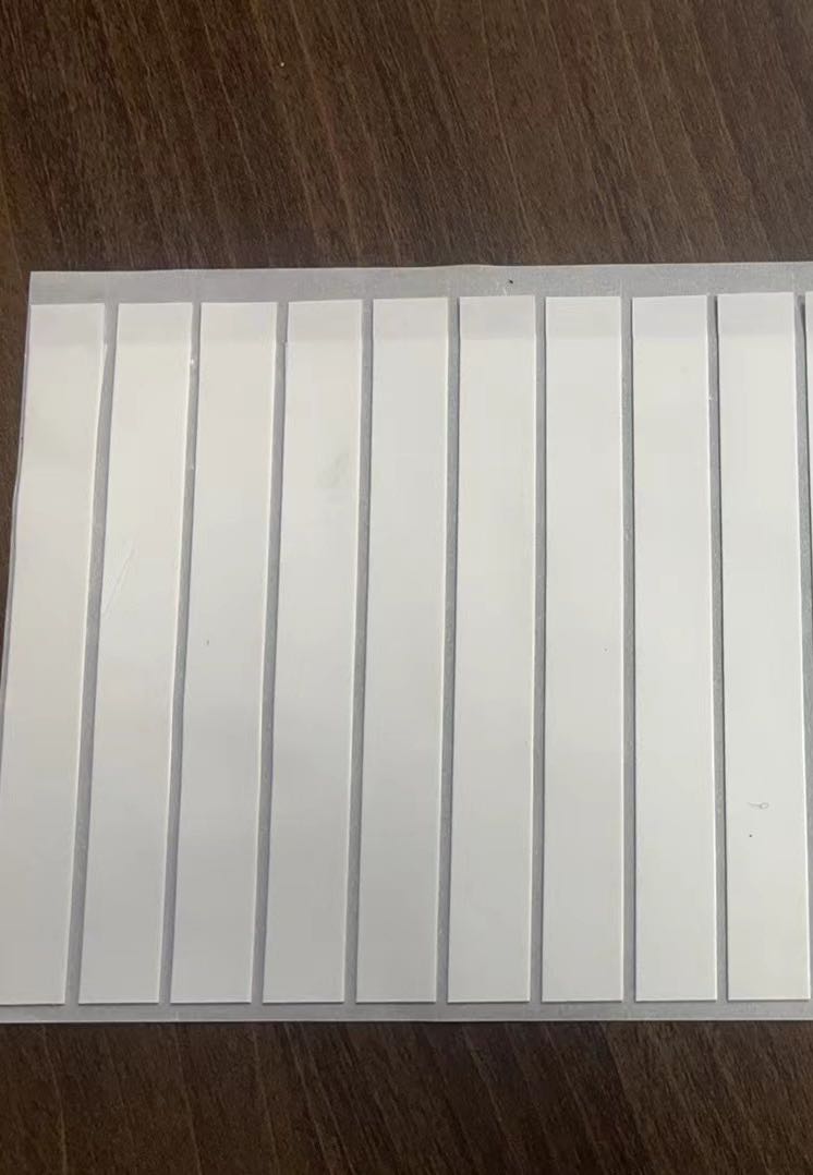 尋便宜的0.5mm厚玻纖導(dǎo)熱雙面膠，導(dǎo)熱要求不高，主要是玻纖材質(zhì)。雙面膠夠粘就行。要白色離型紙，不是藍(lán)色